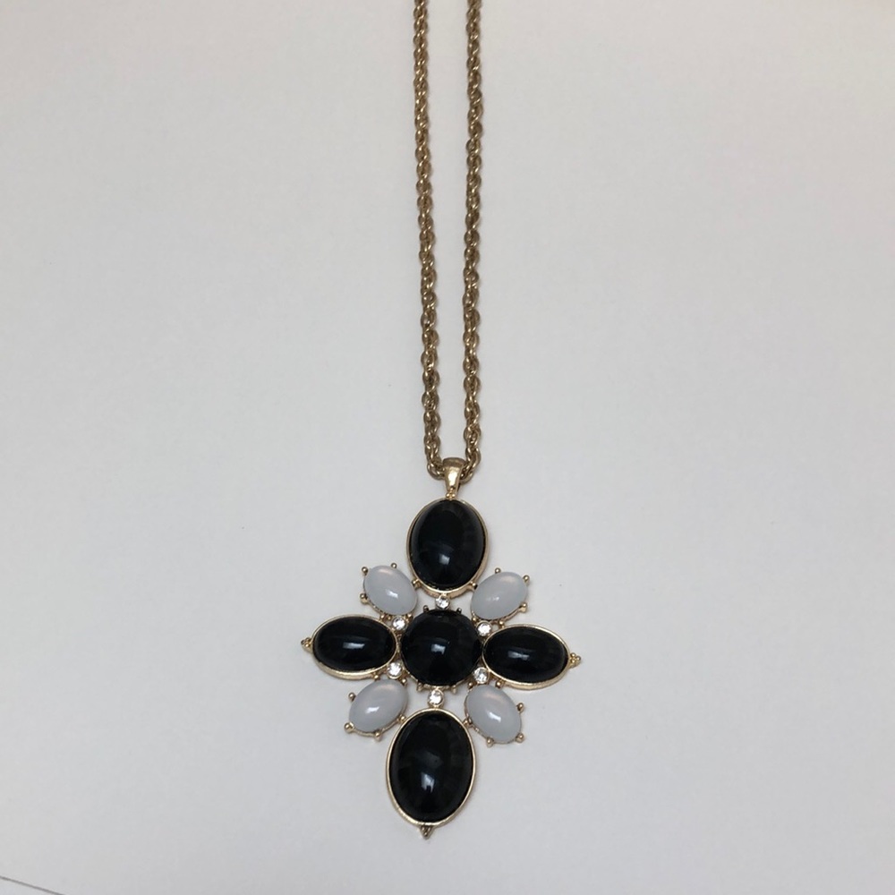 Women’s costume necklace